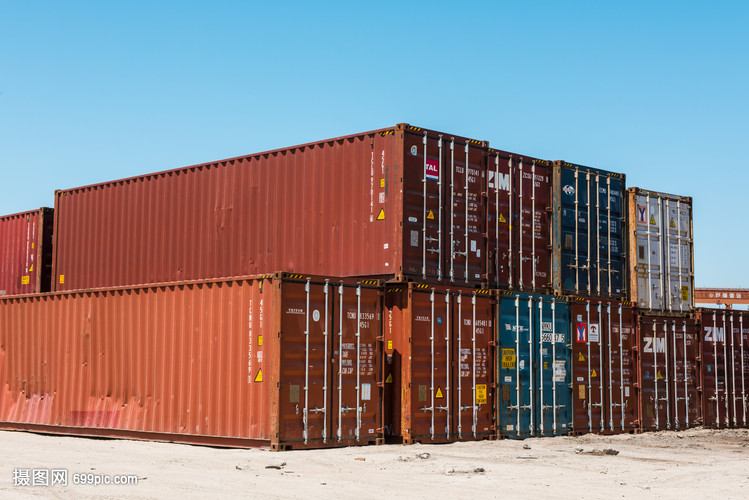 堆放整齊的集裝箱